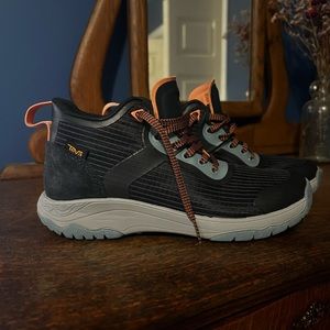 Teva Gateway Mid Women’s Hiking Boot, Size 6